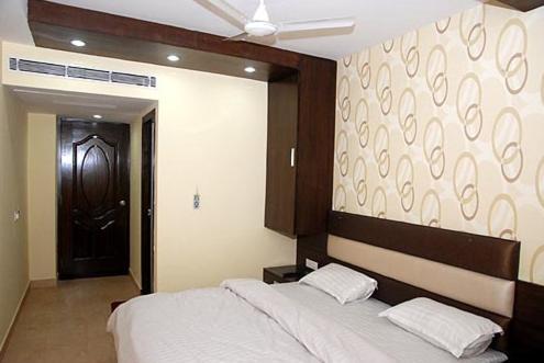 Crown Royale Hotel Dehradun Exterior foto